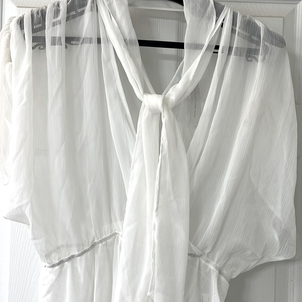 NWT NY&C LARGE KEYHOLE WHITE SUMMER TOP/BLOUSE